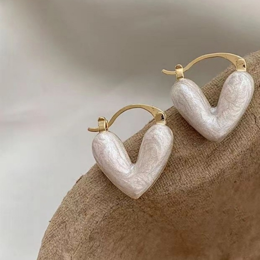 white shiny heart clip earrings ๐ค - Picture 4 of 4